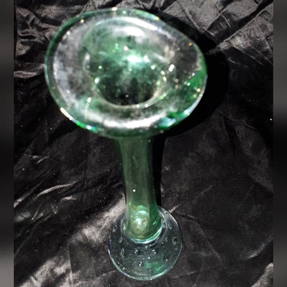 Green glass bud vase - Picture 3 of 4